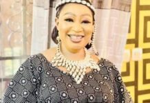 Conakry /Page Noire : la chanteuse Malienne , Tomany Kouyaté passe le micro à gauche